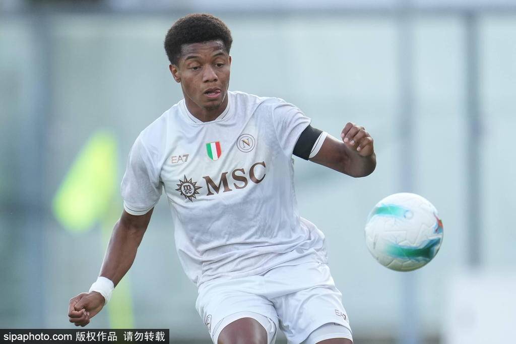 霍伊伦飞往那不勒斯，租借交易细节揭晓：他能否在意甲展现潜力？
